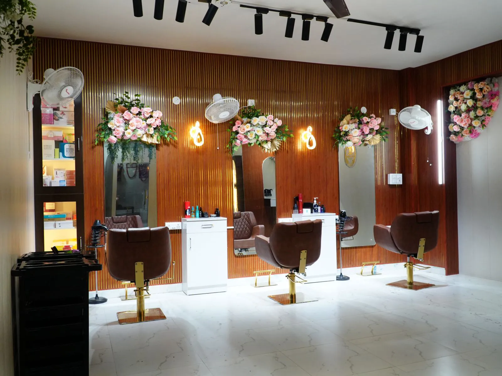 Glamour Cascade Luxury Salon Interior